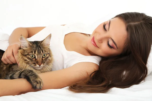 Молодая женщина держит кота — стоковое фото