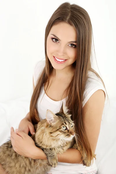 Jovem mulher segurando gato — Fotografia de Stock