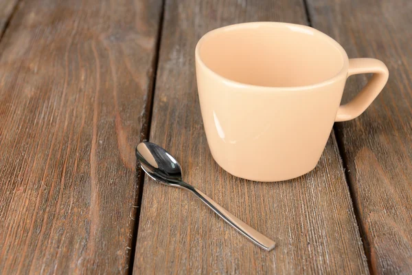 Taza vacía con cuchara de té sobre fondo de madera —  Fotos de Stock