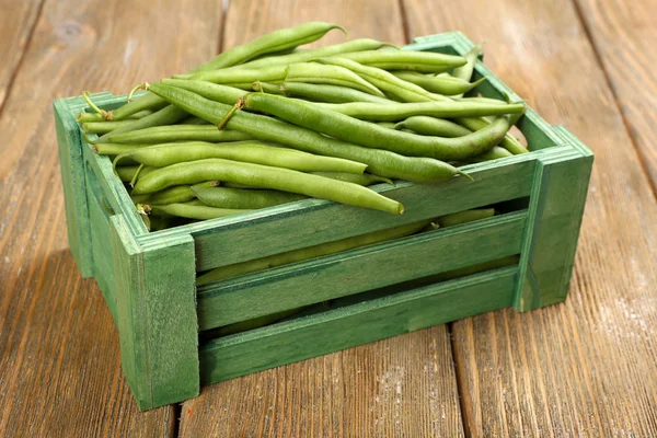 Fagioli francesi in scatola di legno sul tavolo primo piano — Foto Stock