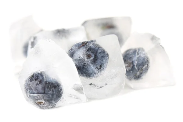 Eiswürfel mit Blaubeeren, isoliert auf weiß — Stockfoto