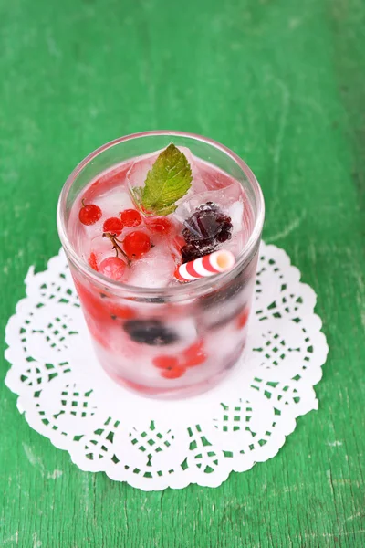 Cocktail freddo con frutti di bosco — Foto Stock