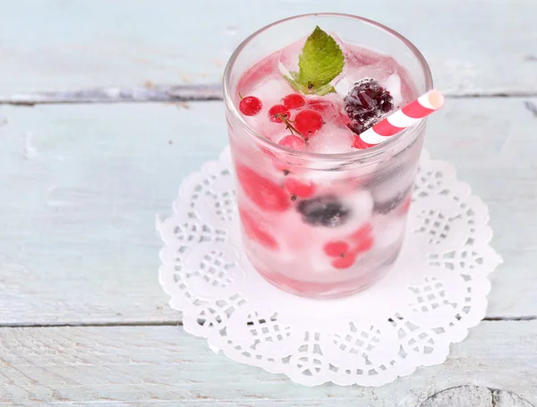 Kalter Cocktail mit Waldbeeren — Stockfoto