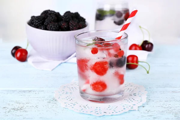 Kall cocktail med skogsbär — Stockfoto