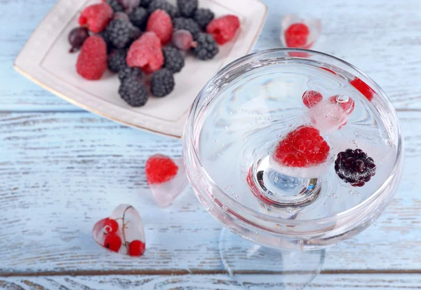 Frysta skogsbär och cocktail — Stockfoto