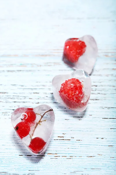 Cubos de hielo con grosella roja — Foto de Stock