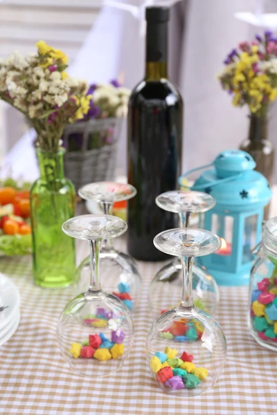 Misafirler için bekleyen dishware ile büfe masa — Stok fotoğraf