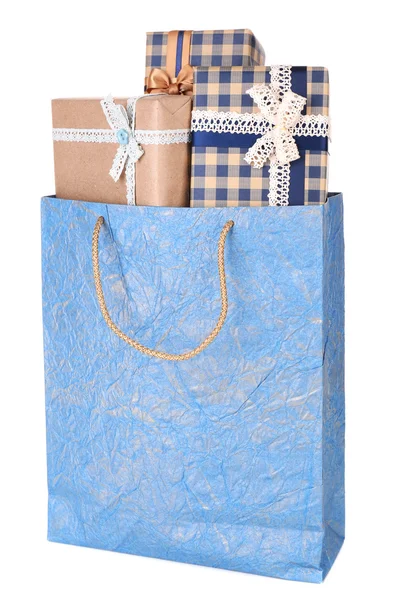 Cajas de regalo en bolsa de papel aislada en blanco — Foto de Stock