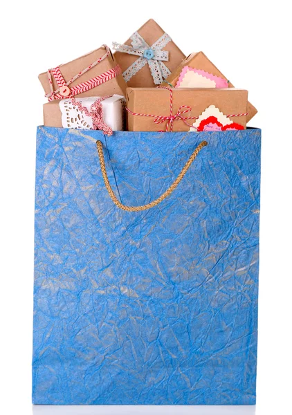 Cajas de regalo en bolsa de papel aislada en blanco — Foto de Stock