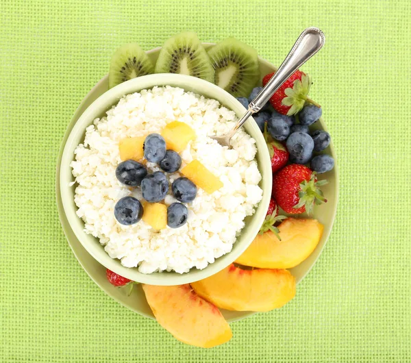 Cottage cheese with fruits and berries in bowl on table — Stock Photo, Image