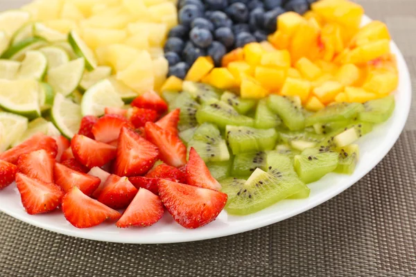Rebanadas de frutas en el plato en la mesa — Foto de Stock