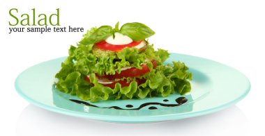 lezzetli kızarmış kemik iliği ve domates dilimleri ile salata yaprakları, üzerinde beyaz izole