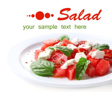 plaka üzerinde beyaz izole, karpuz, peynir ve fesleğen salata yaprakları