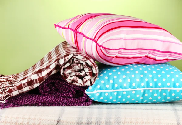 Плейды и цветные подушки — стоковое фото