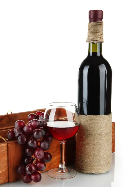 Composición de vino, caja y uvas aisladas sobre blanco — Foto de Stock