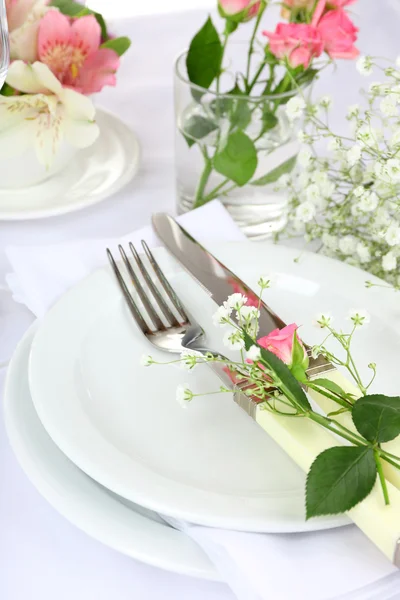 Tischdecke mit Blumen — Stockfoto