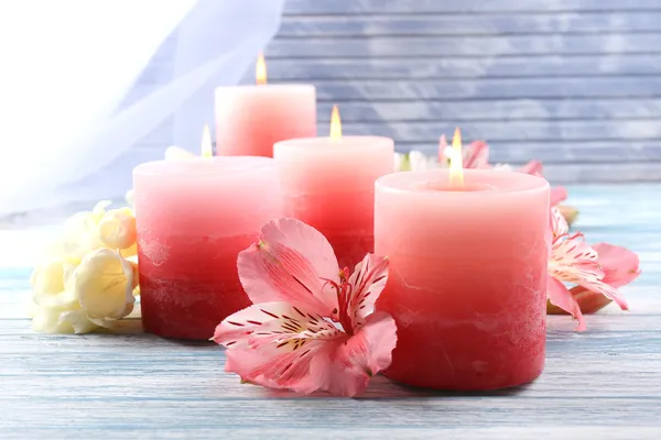 Schöne Kerzen mit Blumen — Stockfoto