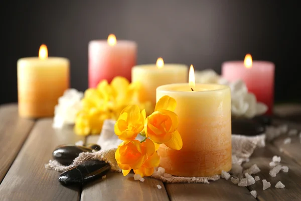 Hermosas velas con flores — Foto de Stock