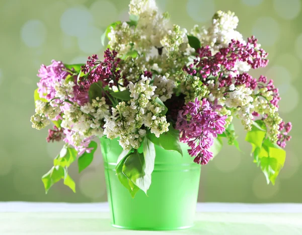 Schöne fliederfarbene Blumen in der Vase — Stockfoto