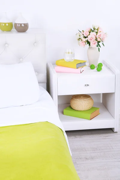 Bekväm mjuk säng i rum — Stockfoto