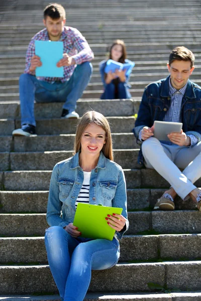 Studenti seduti sulle scale — Foto Stock