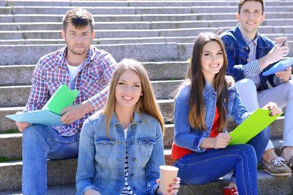 Estudantes sentados nas escadas — Fotografia de Stock