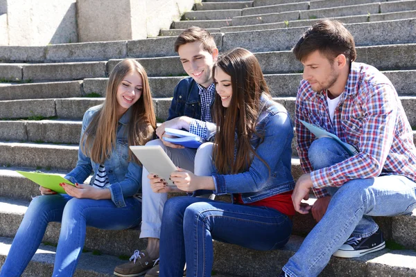 Studenti sedí na schodech — Stock fotografie