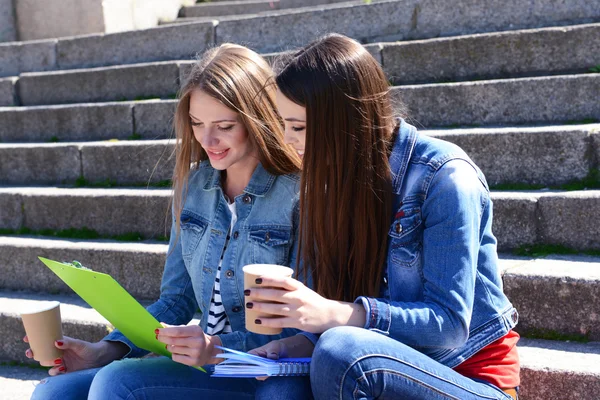 Estudiantes sentados en escaleras — Foto de Stock