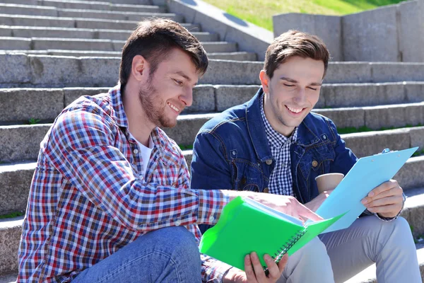 Estudantes sentados nas escadas — Fotografia de Stock