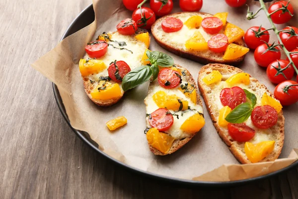 Sabrosa bruschetta con tomates — Foto de Stock