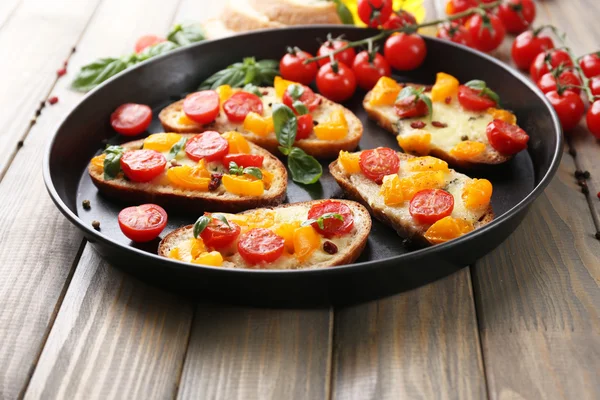 Smakfull bruschetta med tomater – stockfoto