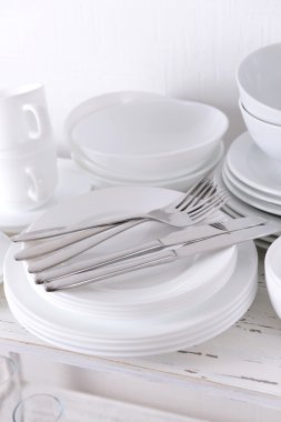 Tablo ışık arka plan üzerinde beyaz tabak ayarlama