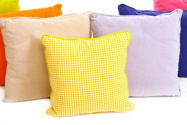 renkli yastıklar üzerinde beyaz izole