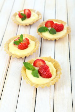 üzerinde tablo close-up çilekleri ile lezzetli tartlets