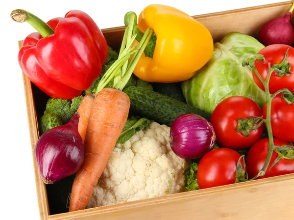 Légumes frais dans une boîte en bois sur fond blanc — Photo