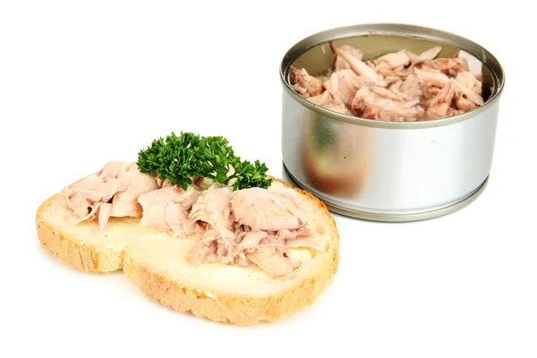 Offene Blechdose und leckeres Sandwich mit Thunfisch, isoliert auf weiß — Stockfoto