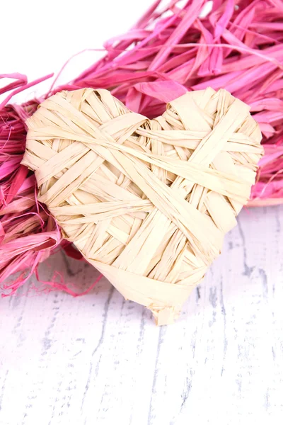 Paja decorativa para la mano y corazón de paja, sobre fondo de madera — Foto de Stock