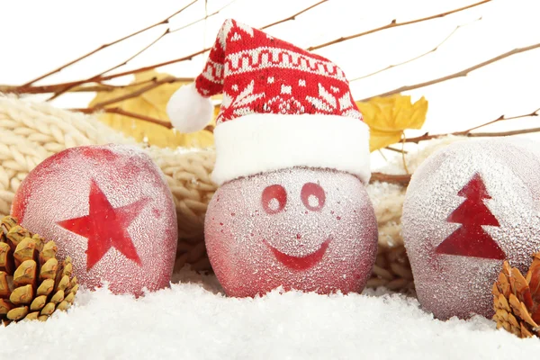 Vakantie appels met matte tekeningen in sneeuw close-up — Stockfoto