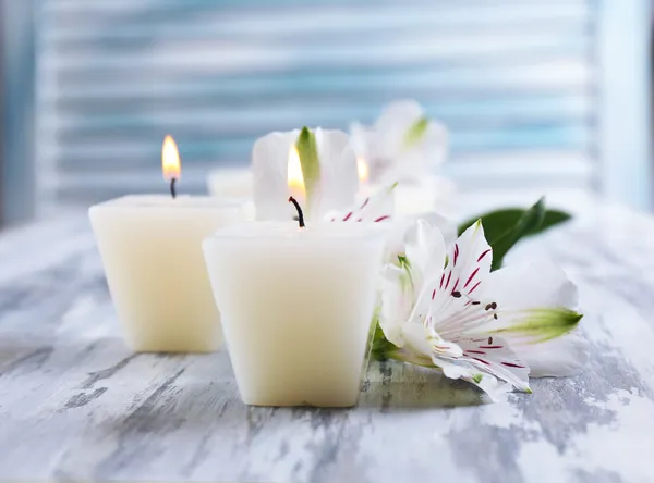 Schöne Kerzen mit Blumen — Stockfoto