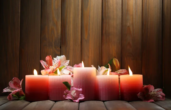 Красиві свічки з квітами — стокове фото