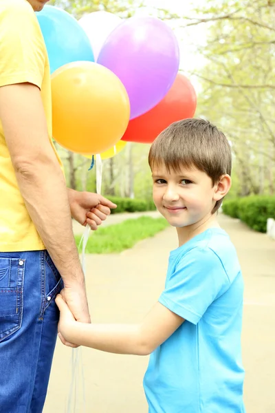 Glad pappa och son i parken — Stockfoto