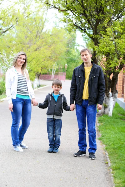 幸福的家庭，在公园散步 — 图库照片