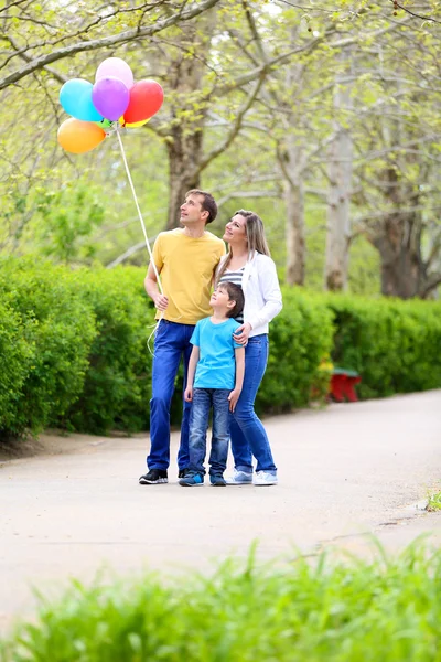 Šťastná rodina, procházka v parku — Stock fotografie