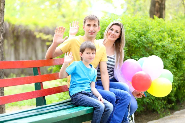 Familia feliz en el parque —  Fotos de Stock