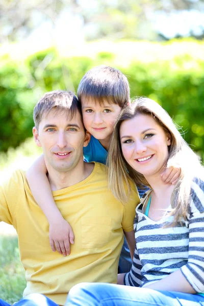 Happy family in the park — Stock Photo, Image