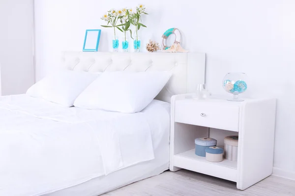 Bekväm mjuk säng i rum — Stockfoto