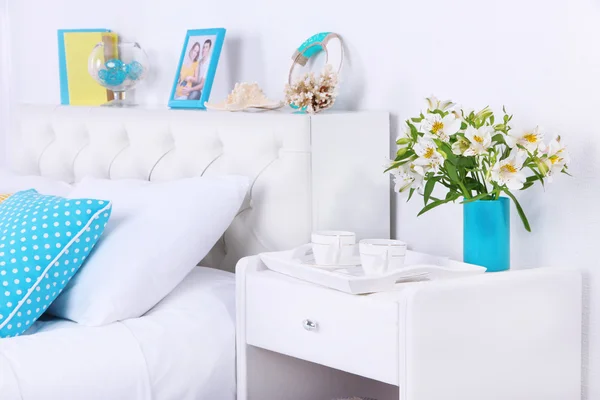 Comfortabel zacht bed in kamer — Stockfoto