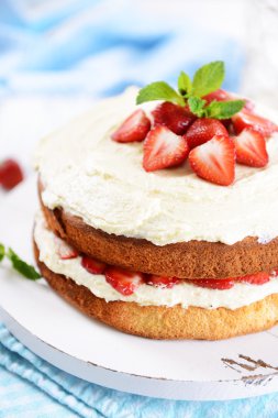 Tablo yakın çekim üzerinde çilek ile lezzetli bisküvi pasta