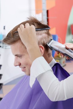 Güzellik salonunda genç adam