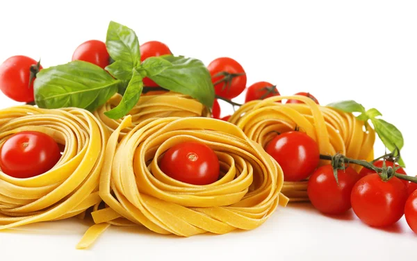 Raw homemade pasta and tomatoes — Stock Photo, Image